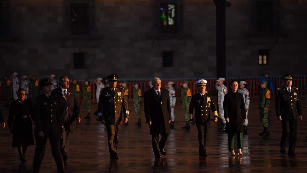 El presidente durante el izamiento de bandera