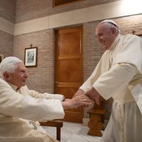El papa Francisco indicó que su antecesor "está muy enfermo"