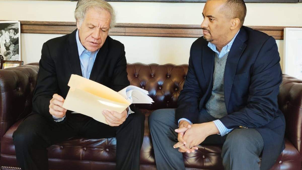 Luis Almagro, secretario general de la OEA, y Arturo McFields, representante permanente de Nicaragua