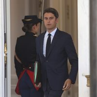 Macron acepta la renuncia del primer ministro, pero lo mantiene como jefe de gobierno provisional
