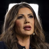 Roban en un restaurante el bolso de Kristi Noem, secretaria de Seguridad de EU