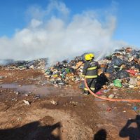 Ardió un basural ubicado en el corazón de Vaca Muerta