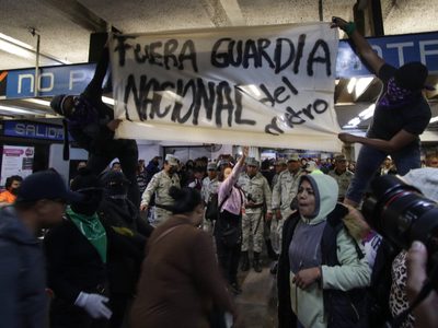 Feministas protestan en el Metro Bellas Artes por la presencia de la Guardia Nacional (Video)