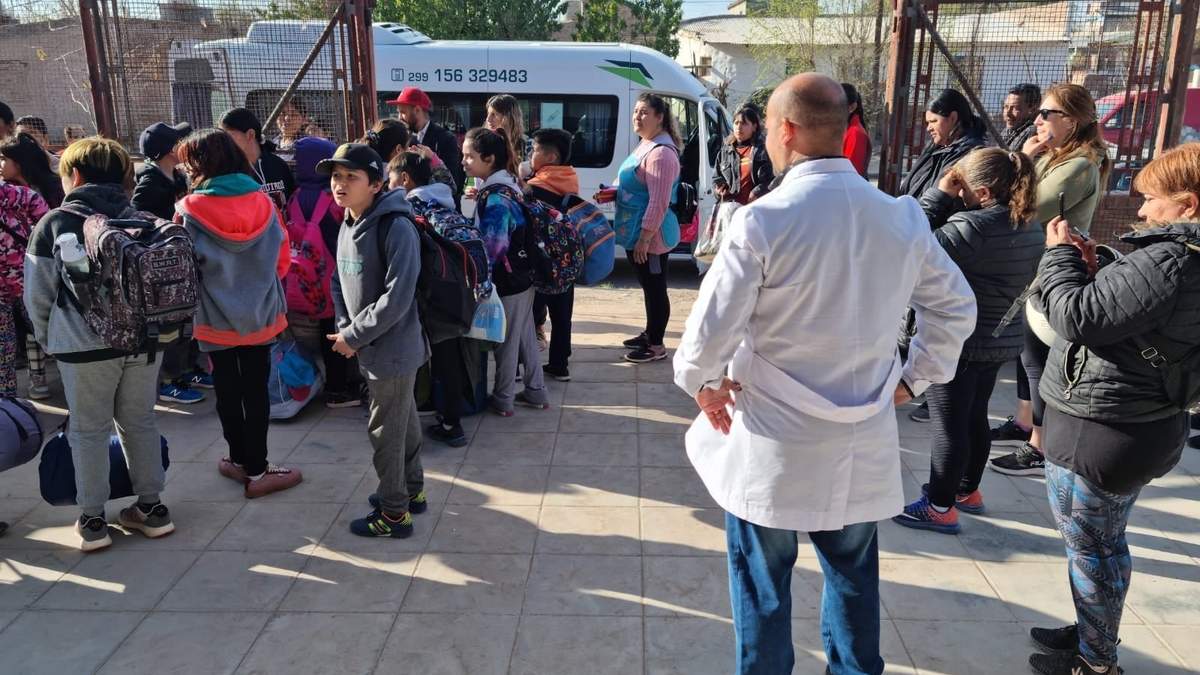 La comunidad educativa del CPEM 59 de Centenario. Fuente: (Facebook)