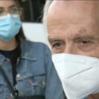 Alumno recauda 27 mil dólares para exmaestro mexicano en EU que perdió el empleo y vive en su auto