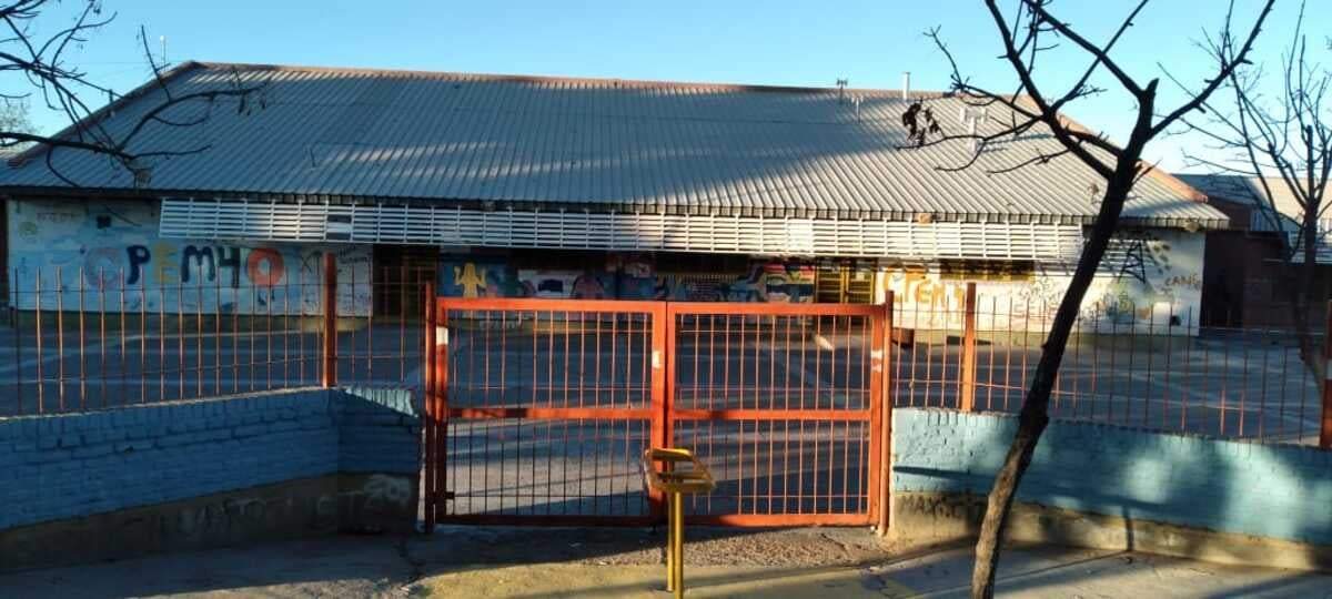 El CPEM 40 comparte edificio con otra escuela,  pero no pudieron iniciar las clases allí. Fuente: (Facebook)