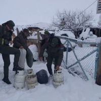 Por el temporal de nieve, Gendarmería colabora en la asistencia