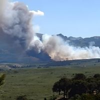 Setenta efectivos trabajan para contener un grave incendio forestal en Aluminé