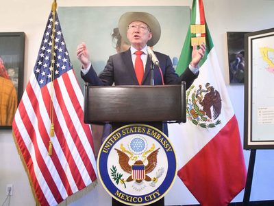 Ken Salazar admite que EU es "parte del problema" del consumo de drogas y del tráfico de armas