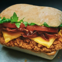 Con pocos ingredientes, hacete estas hamburguesas cuadradas de pollo que te salvan cualquier comida