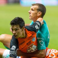Por escupitajo suspenden seis juegos al defensa argentino Diego Novaretti