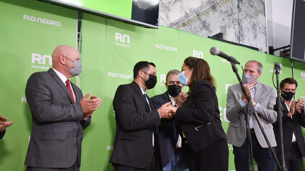 Arabela Carreras junto a algunos de los nuevos secretarios. Fuente: (Twitter)
