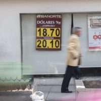 Calificadoras y negociación México-EU hunden al peso; se cotiza arriba de 20 por dólar