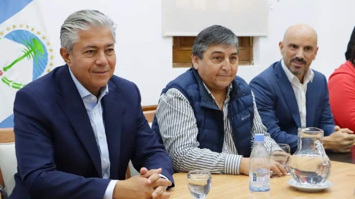 El gobernador, Rolando Figueroa, y el titular de ATE, Carlos Quintriqueo. Fuente: (Gobierno de Neuquén)