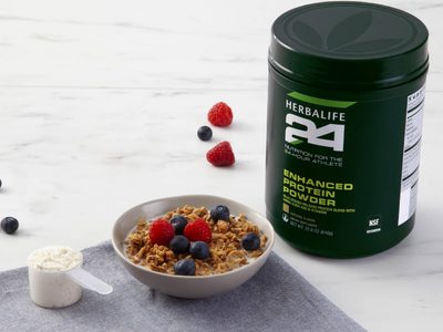 Se terminó la proteína en polvo, mirá el florero tan chic que podés crear con el envase plástico vacío