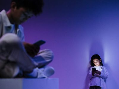 Usan la IA para crear desnudos falso y extorsionar a menores
