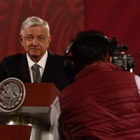 Darán clases maestros, no conductores de TV, aclara López Obrador
