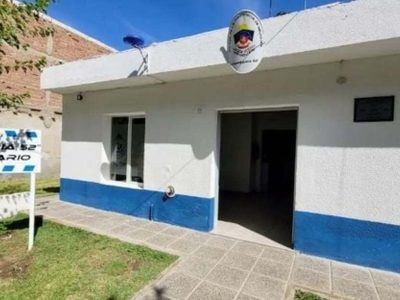 Efectivos de la Policía detuvieron a un ladrón que quiso comprar en Centenario con tarjetas robadas