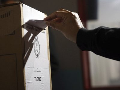 Cierra votación y comienza conteo oficial en crucial elección presidencial en Argentina