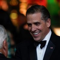 Hunter Biden pide que se aplace su juicio por posesión de armas