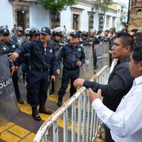 Protestan maestros por visita de Osorio Chong a Oaxaca… lo declaran persona non grata