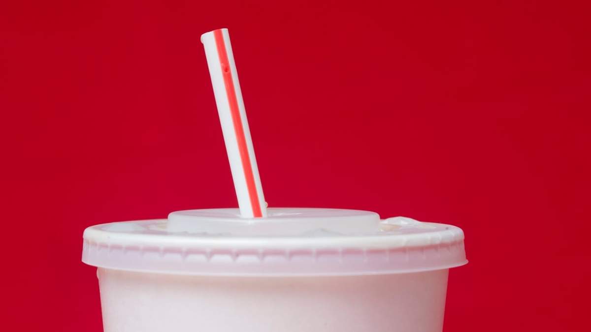 En esta imagen de archivo, un vaso de refresco de McDonald's, con una pajita de plástico, en Surfside, Florida, el 24 de mayo de 2018
