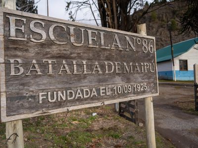 Por el frío, alumnos de la Escuela 86 de San Martín de los Andes toman clases en la sala de maestros