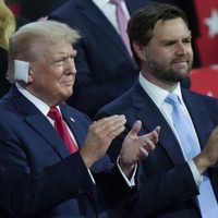 Trump se presenta en la Convención Nacional Republicana con gasa sobre la oreja derecha