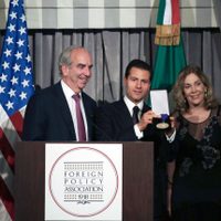 Recibe Peña Nieto en Nueva York el Premio al Estadista