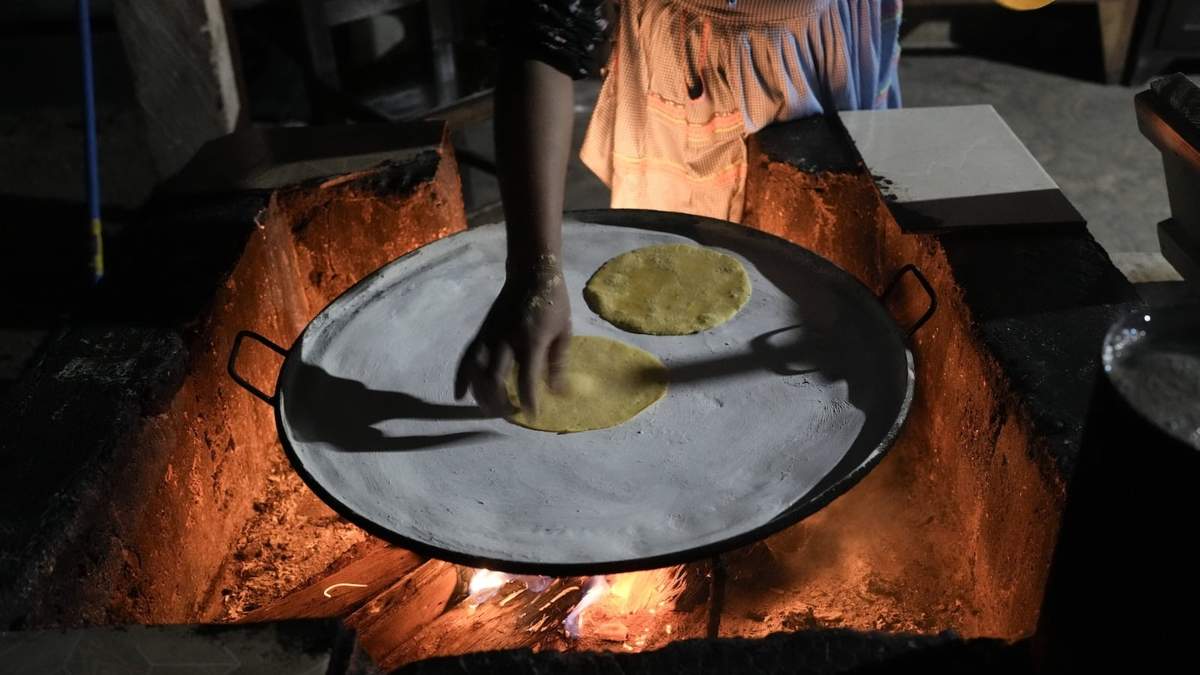Una mujer joven prepara tortillas sobre el fuego en su cocina en Plan de Ayala, un pueblo tojolabal en la localidad de Las Margaritas, Chiapas