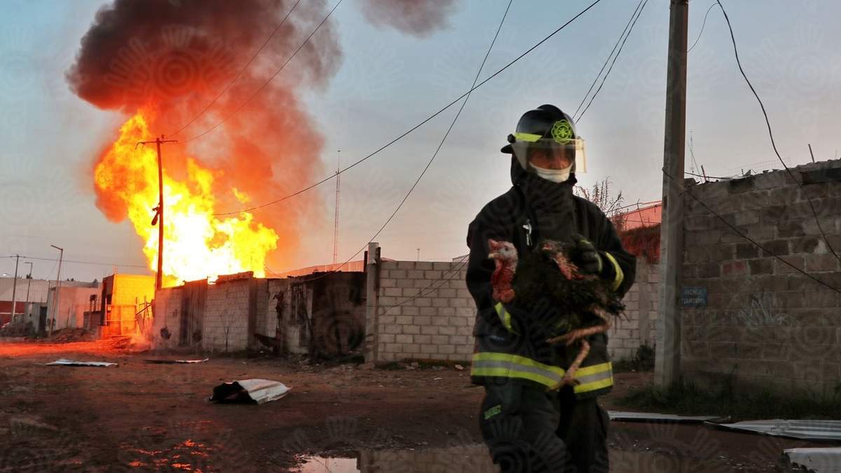 Un bombero en la zona de la explosión en Xochimehuacán