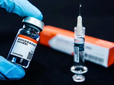 Después de la polémica, Brasil comprará 46 millones de dosis de la vacuna china