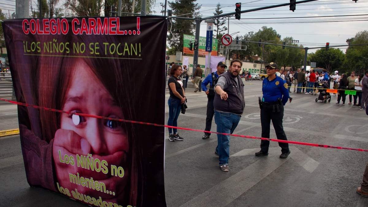 La protesta de padres y madres de alumnos del colegio Carmel