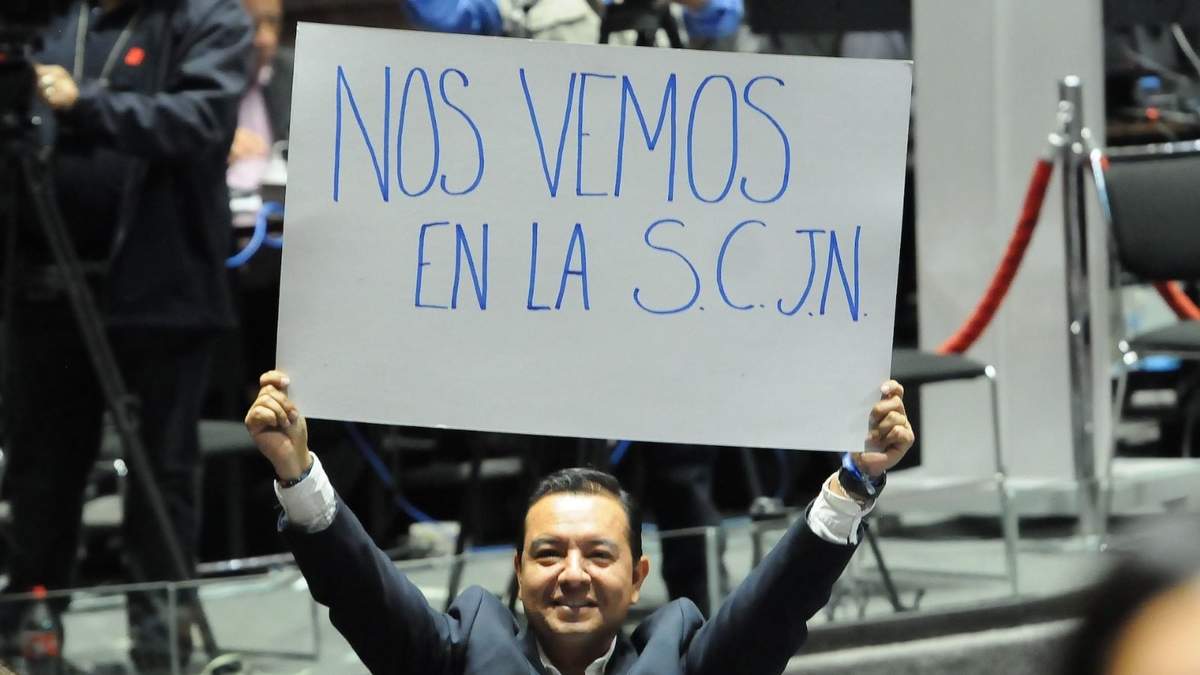 El diputado panista Héctor Telléz mostró esta pancarta en la sesión del lunes