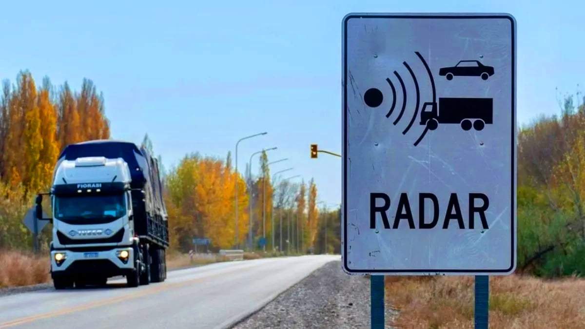 El cartel anuncia la presencia de un radar en Picun Leufu. Fuente: (Instagram)