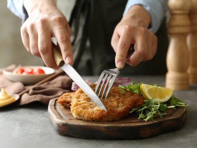Schnitzel: la receta clásica de la cocina alemana y que es prima hermana del plato favorito de los argentinos