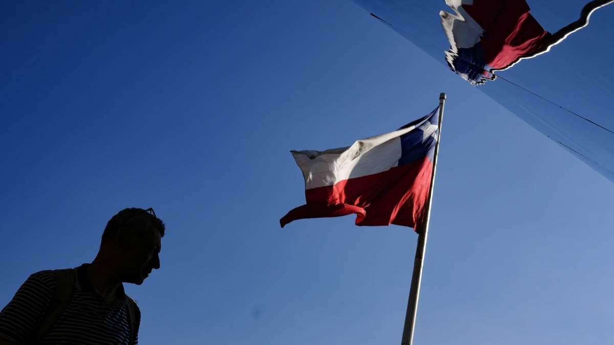 Una bandera chilena ondea en Santiago