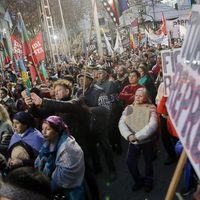 Organizaciones sociales y comunidades mapuches rechazaron el operativo policial frente a Casa de Gobierno