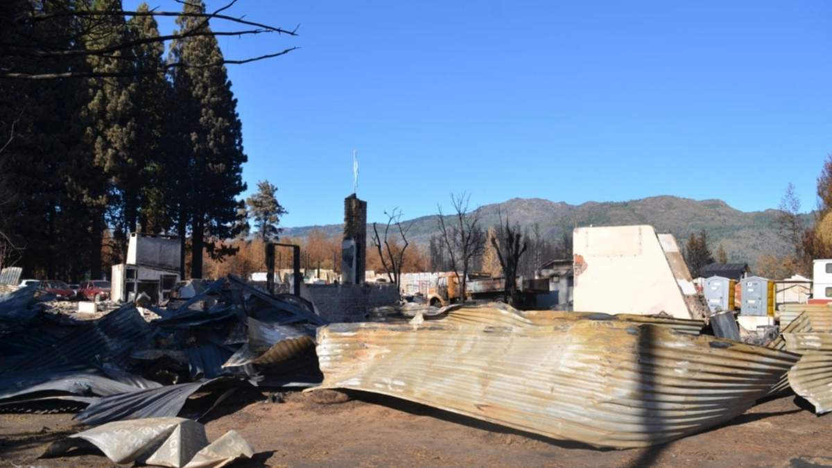 La base del Servicio Provincial del Fuego de Las Golondrinas totalmente consumida. Fuente: (Twitter)