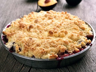 Crumble de ciruelas: un postre ideal para aprovechar la fruta de estación