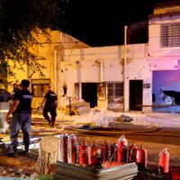 Varios evacuados y dos heridos por un incendio en un depósito con químicos en Villa Florencia