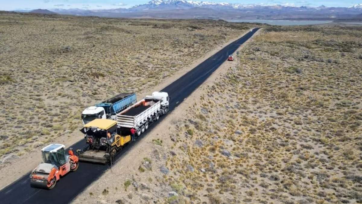 Obreros y máquinas trabajan en la repavimentación de la ruta provincial 46. Fuente: (Gobierno de Neuquén)