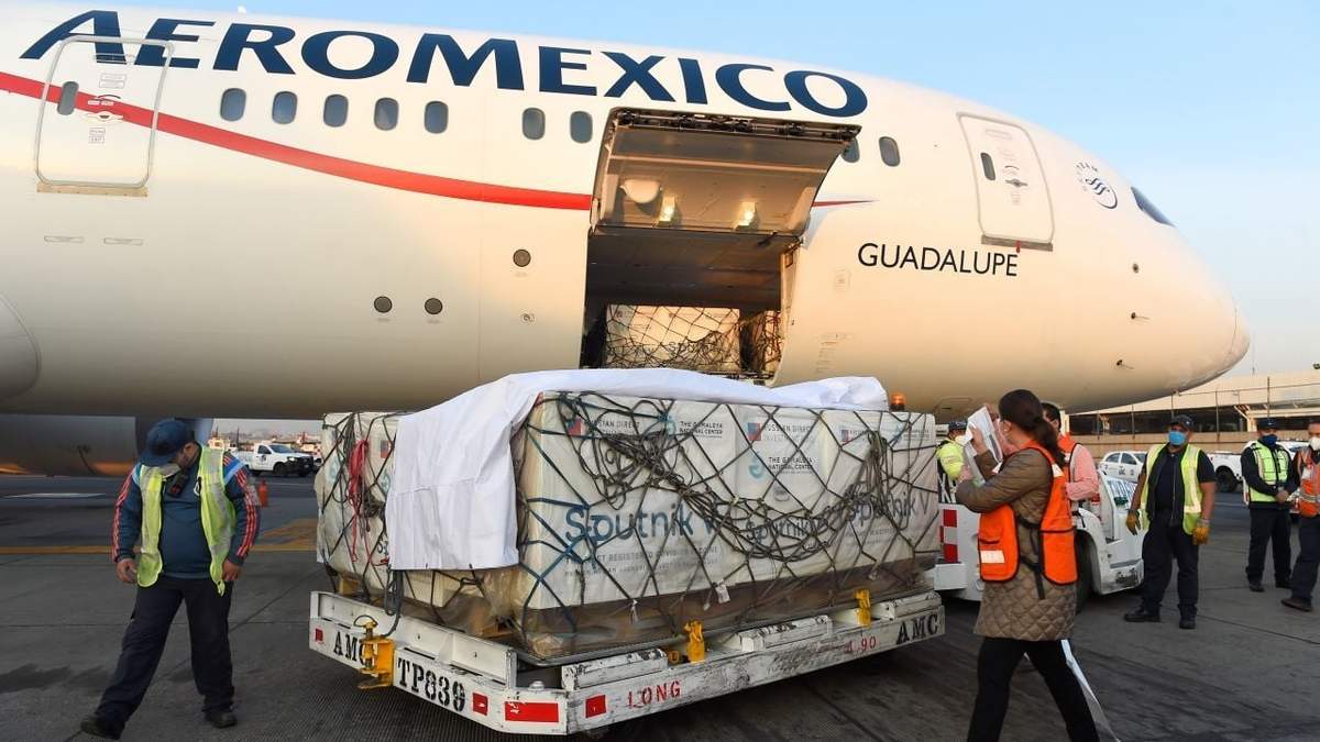 Vacunas Sputnik V llegan al AICM