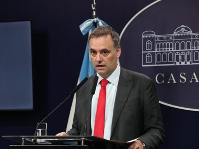 Botón silenciador: cuál es la nueva medida que planea el Gobierno para las conferencias de prensa