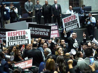 Priistas irrumpen en la sesión con megáfonos y pancartas para denunciar “narcodictadura” (Video)