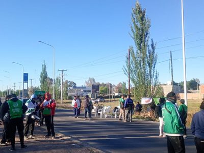 ATE bloqueó la Ruta 7 en Centenario y exigió al Gobierno que firme los decretos pendientes en Salud