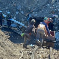 Chiflidos y gritos de esperanza en la mina inundada en Muzquiz