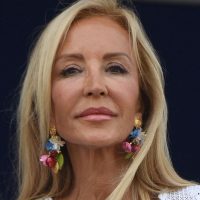Con 71 años, Carmen Lomana no le teme al conjunto en 2 piezas para el mar