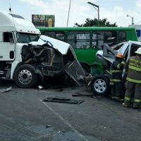 Tractocamión impacta siete vehículos y deja 25 lesionados en la vía a Chapala
