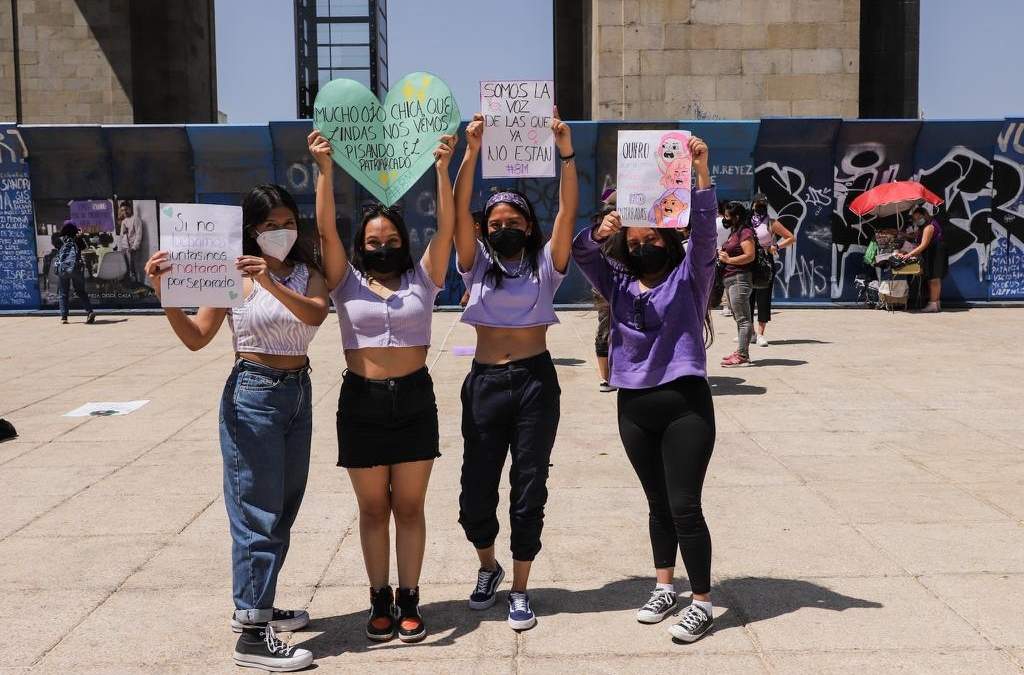 Decenas de mujeres comienzan a congregarse en la explanada del Monumento a la Revolución